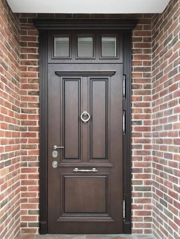 Дверь с багетом и кнокером Дверь с багетом и кнокером