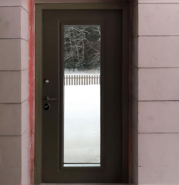 Дверь со стеклом (фото с объекта) Дверь со стеклом (фото с объекта)