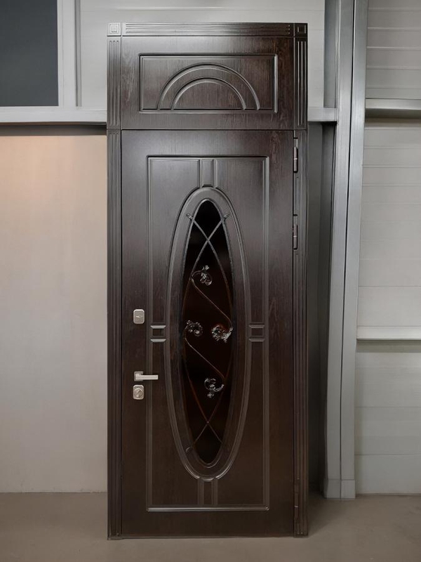 Дверь с овальным стеклом и фрамугой Дверь с овальным стеклом и фрамугой