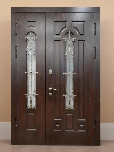 Дверь с остеклением и решетками