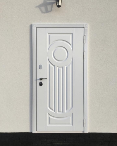 Белая уличная дверь