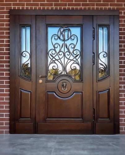 Парадная остекленная дверь