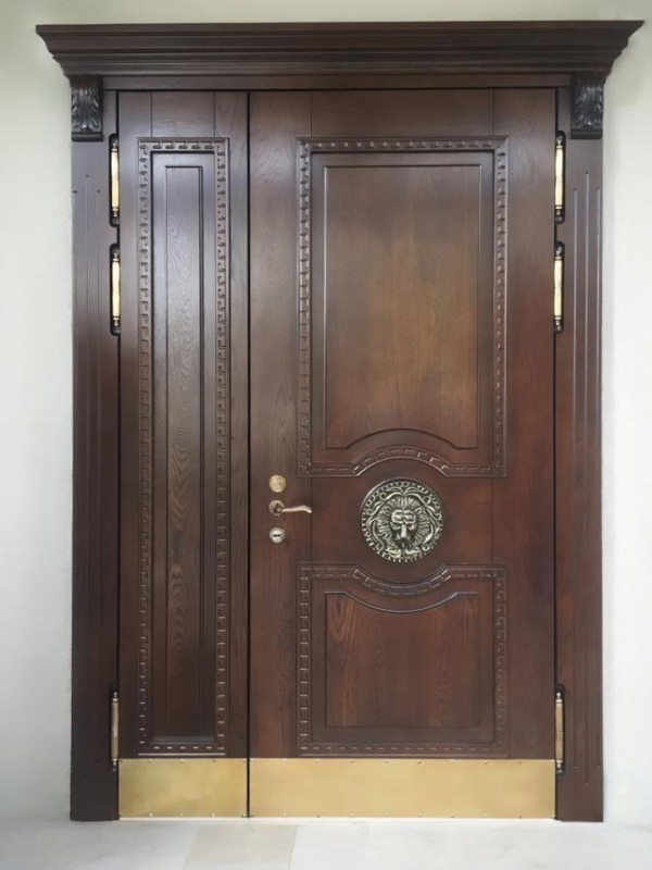 С отбойником и львом С отбойником и львом