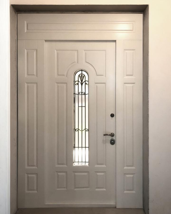 Внутренняя сторона парадной двери Внутренняя сторона парадной двери