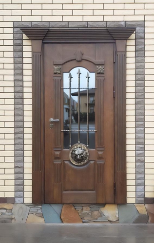 С капителями и декором «лев»