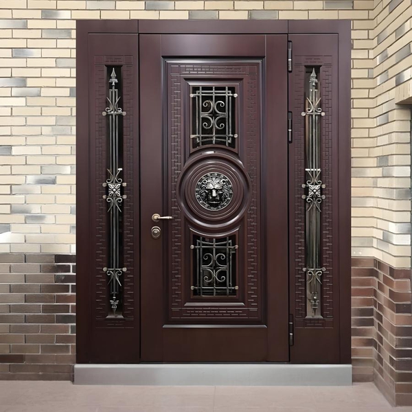 Парадная дверь со львом (фото с объекта) Парадная дверь со львом (фото с объекта)