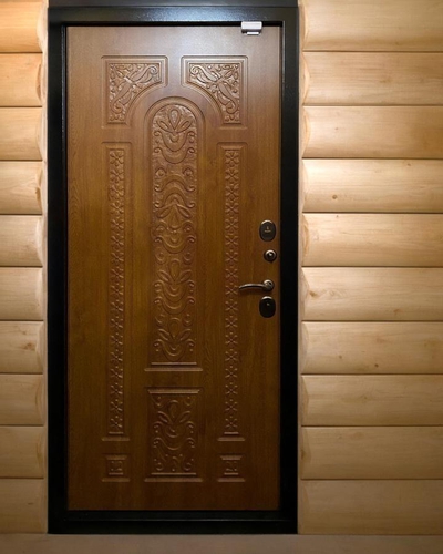 Дверь в деревянном доме