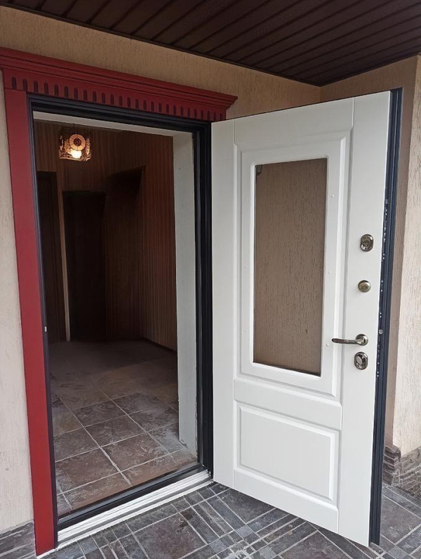 Дверь со стеклом и карнизом Дверь со стеклом и карнизом