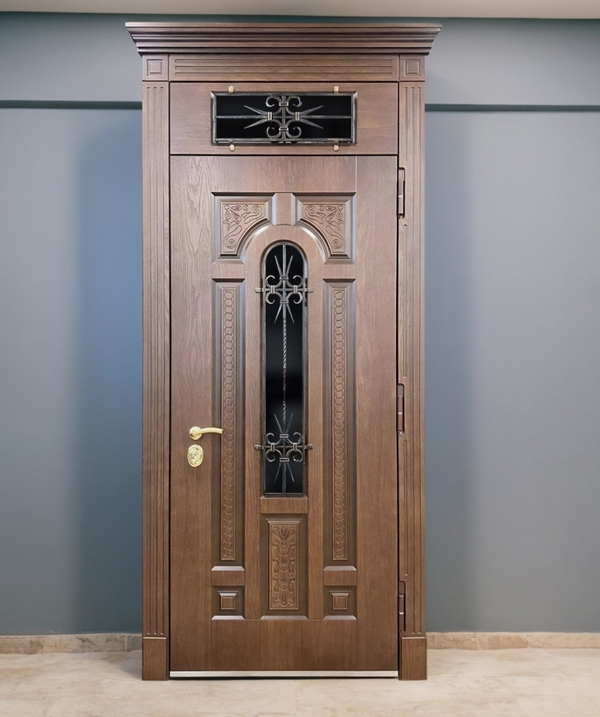 С фрамугой и карнизом С фрамугой и карнизом