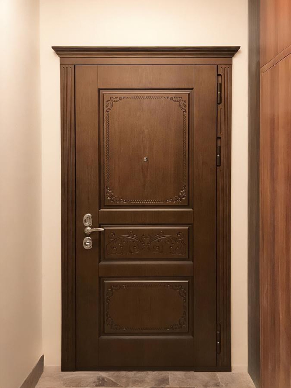 Дверь с карнизом Дверь с карнизом