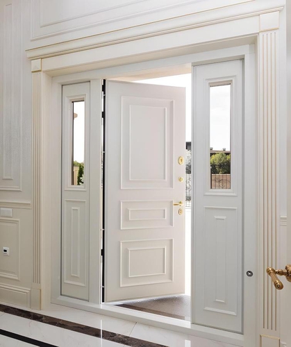 Парадная дверь с остеклением