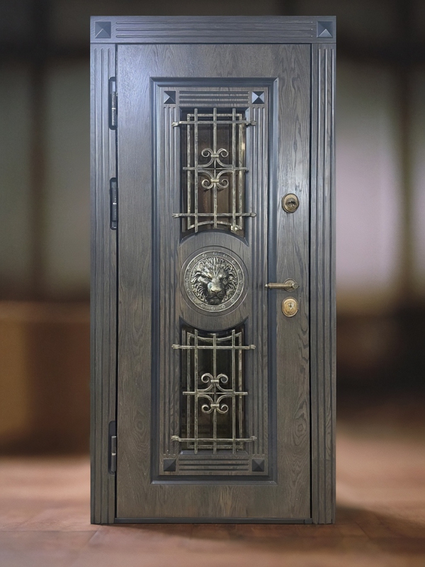 Дверь с решетками и стеклами Дверь с решетками и стеклами