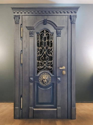 С капителями и львом