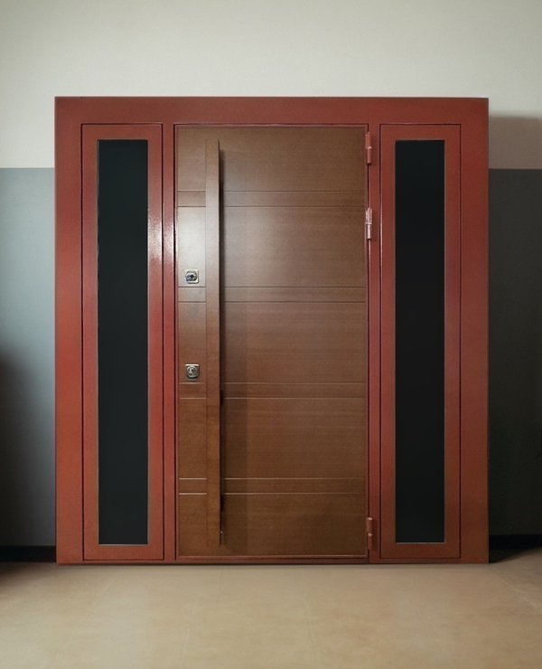 Нестандартная дверь со стеклами Нестандартная дверь со стеклами