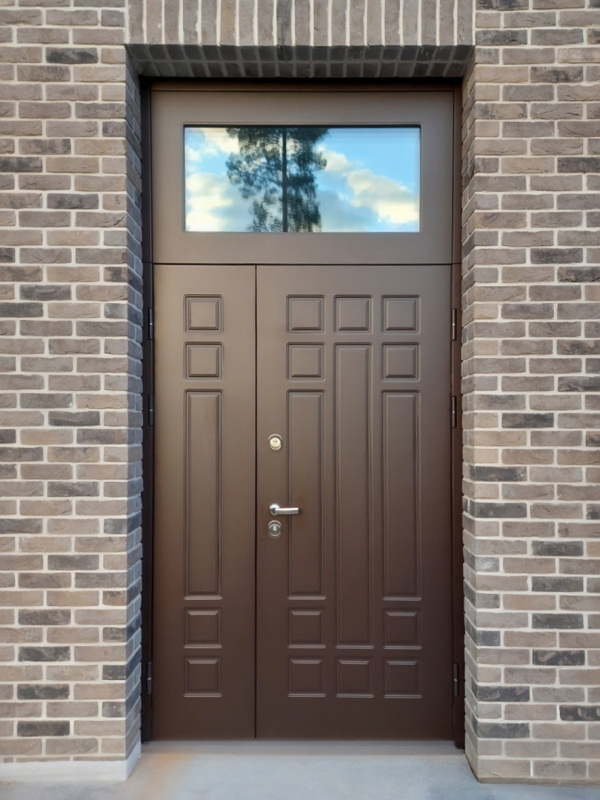 Дверь с остекленной фрамугой Дверь с остекленной фрамугой