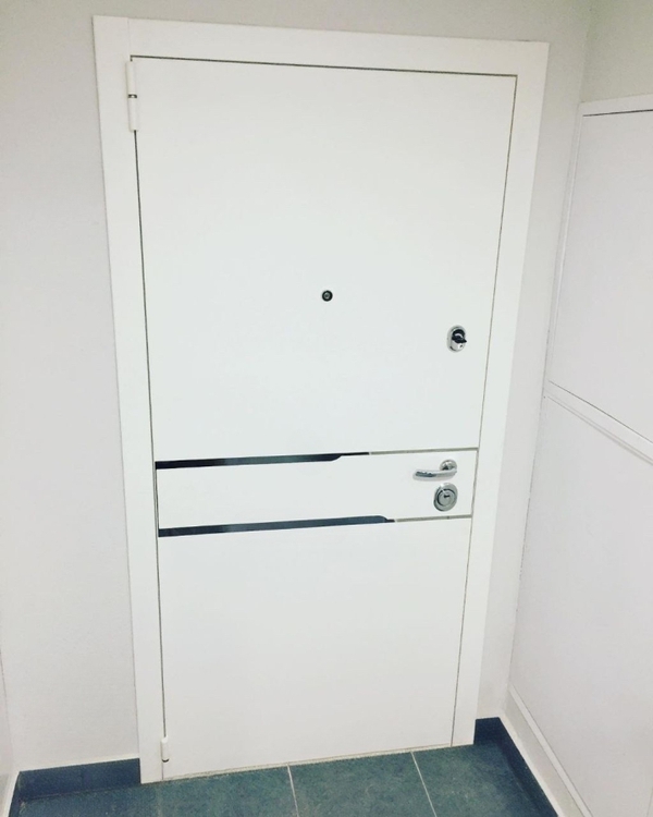 Белая дверь с зеркалом Белая дверь с зеркалом