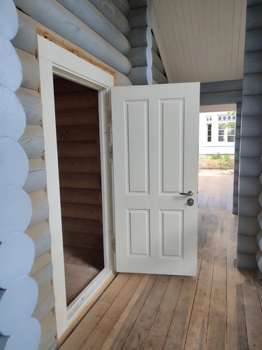 Дверь для загородного дома