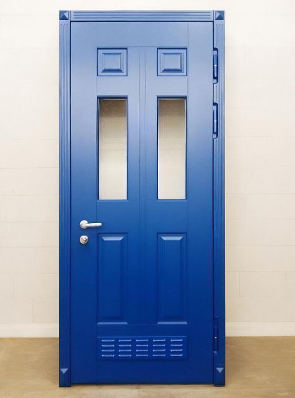 Синяя дверь с вентиляцией Синяя дверь с вентиляцией