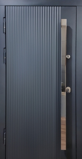 Стальная дверь в квартиру с хромированной длинной ручкой (отделка из панелей МДФ RAL серый) Стальная дверь в квартиру с хромированной длинной ручкой (отделка из панелей МДФ RAL серый)