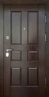 Металлическая дверь для квартиры с темно-коричневыми панелями МДФ шпон Металлическая дверь для квартиры с темно-коричневыми панелями МДФ шпон
