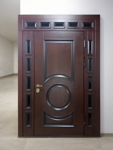 Парадная дверь с остекленными боковыми и верхней вставкой