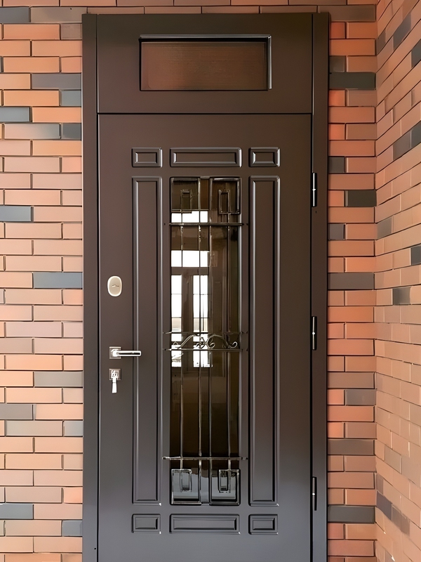 Коричневая дверь с фрамугой Коричневая дверь с фрамугой