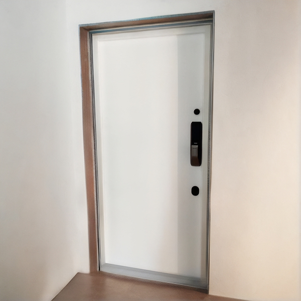 Белая дверь с электронным замком Белая дверь с электронным замком