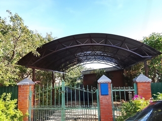 Арочный навес из поликарбоната для дачи