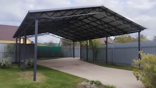 Двускатный навес из профнастила для зоны стоянки автомобиля