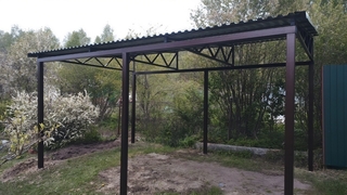 Односкатный навес из профнастила для дачного участка