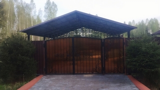Навес двускатный с крышей из профнастила для стоянки машин