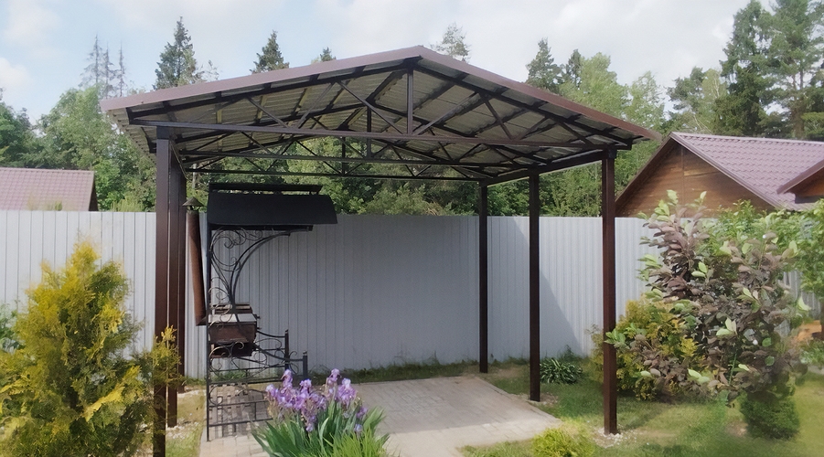 Двускатный навес для дачи с кровлей их профлиста
