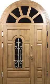 Полуторная парадная термодверь с арочной остекленной фрамугой и с ковкой (отделка массив)