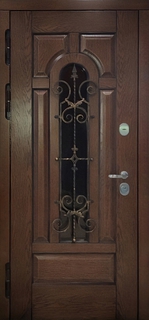 Металлическая термодверь с ковкой, окном и отделкой массивом Металлическая термодверь с ковкой, окном и отделкой массивом