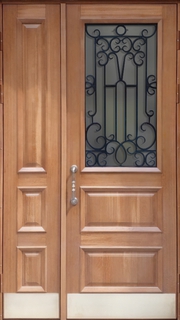 Полуторная металлическая термодверь с окном, отбойниками и ковкой (отделка массивом с багетом) Полуторная металлическая термодверь с окном, отбойниками и ковкой (отделка массивом с багетом)